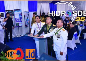 Panglima TNI, Jenderal TNI Agus Subiyanto SE, M.Si didampingi Kasal, Laksamana TNI Dr. Muhammad Ali SE, MM, M.Tr.Opsla dan Danpushidrosal, Laksamana Madya TNI Dr. Budi Purwanto ST, MM saat launching aplikasi HidroSDB35, Senin (10/9).
