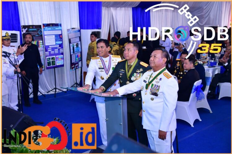 Panglima TNI, Jenderal TNI Agus Subiyanto SE, M.Si didampingi Kasal, Laksamana TNI Dr. Muhammad Ali SE, MM, M.Tr.Opsla dan Danpushidrosal, Laksamana Madya TNI Dr. Budi Purwanto ST, MM saat launching aplikasi HidroSDB35, Senin (10/9).