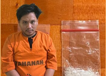 Samuel Arwianto dan sabu seberat 1.77gram saat diamankan di Polres Taput, Jumat (13/9).