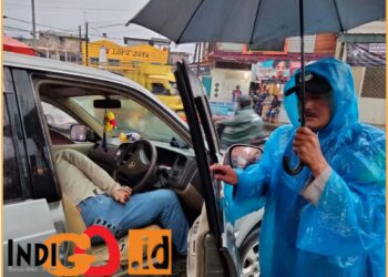 Korban saat di evakuasi dari dalam mobil, Kamis (12/9).