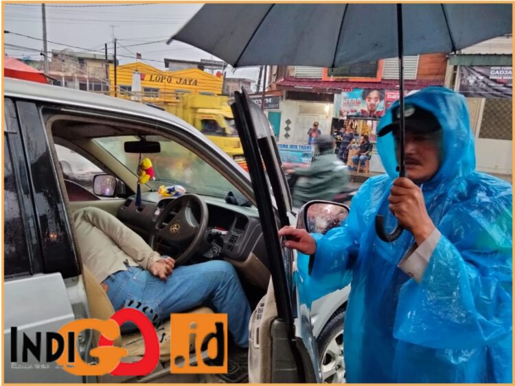 Korban saat di evakuasi dari dalam mobil, Kamis (12/9).