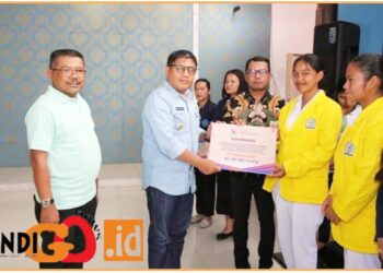 Penjabat (Pj) Bupati Tapanuli Utara, Dr. Dimposma Sihombing S.Sos, MAP didampingi Kabag Perekonomian dan SDA, Tutur Simanjuntak menyerahkan bantuan pendidikan CSR, Jumat (13/9).