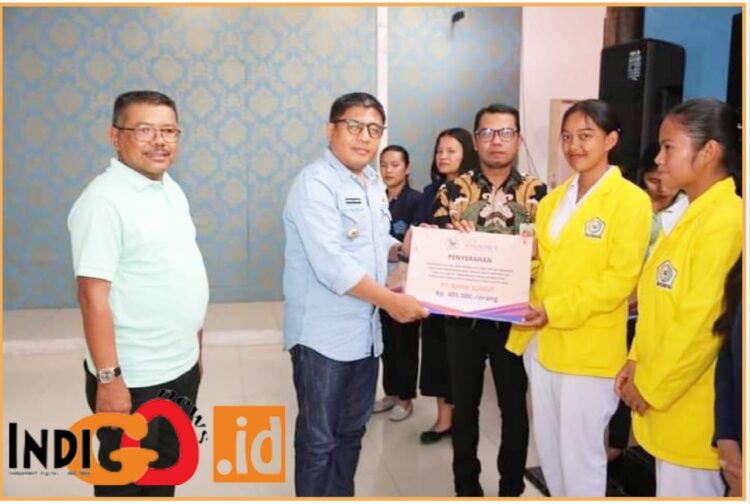 Penjabat (Pj) Bupati Tapanuli Utara, Dr. Dimposma Sihombing S.Sos, MAP didampingi Kabag Perekonomian dan SDA, Tutur Simanjuntak menyerahkan bantuan pendidikan CSR, Jumat (13/9).