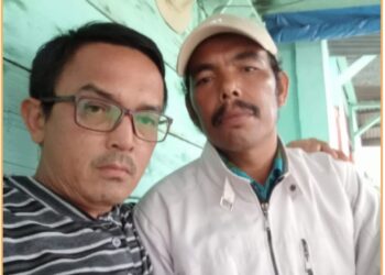 Mantan Kepala Desa di Kecamatan Pagaran, Humisar Lumbantoruan bersama reporter Indigonews, Senin (16/9).