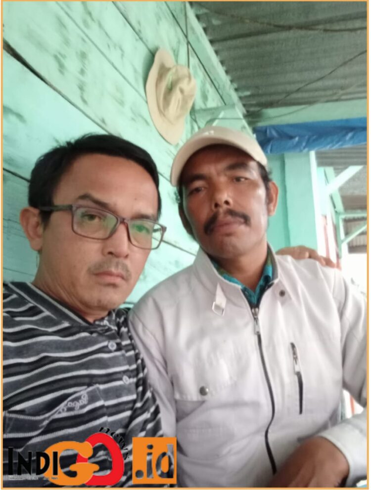 Mantan Kepala Desa di Kecamatan Pagaran, Humisar Lumbantoruan bersama reporter Indigonews, Senin (16/9).