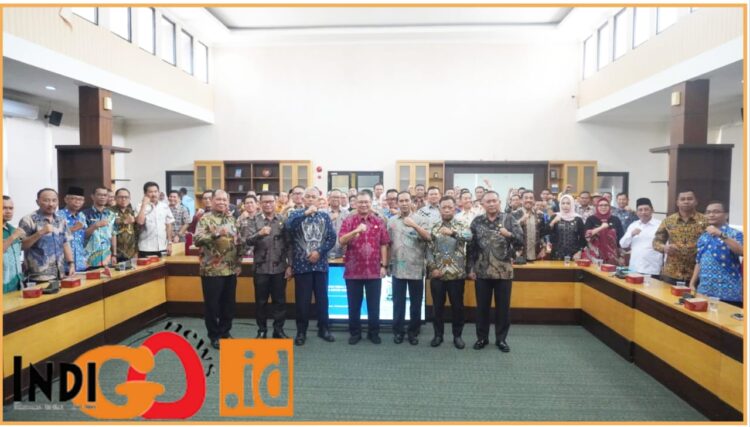 Pjs. Bupati OKU Timur, Prof. Dr. H. M. Edwar Juliartha S.Sos, MM saat rapat kerja bersama seluruh Kepala OPD, Camat dan Kabag berkaitan dengan penyelenggaraan pemerintah, Kamis (26/9).