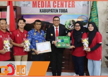 Pjs. Bupati Toba, Dr. Agustinus Panjaitan, menerima cinderamata berupa medali dan piagam dari Panitia PON XXI Aceh - Sumut, Selasa (1/10).