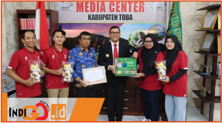 Pjs. Bupati Toba, Dr. Agustinus Panjaitan, menerima cinderamata berupa medali dan piagam dari Panitia PON XXI Aceh - Sumut, Selasa (1/10).