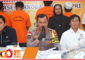 Dirresnarkoba Polda Kepri, AKBP. Anggoro Wicaksono SH, SIK, MH didampingi Kabidhumas Polda Kepri, Kombes. Pol. Zahwani Pandra Arsyad SH, M.Si perwakilan Pengadilan Negeri kota Batam Hendra Prawira SH, Perwakilan BNNP Kepri Ratih Frayunita Sari SI.Kom, MA, Perwakilan BPOM Maya SH, PT. Lion Parcel perwakilan Granat dan Advokat saat konferensi pers pemusnahan barang bukti, Kamis (3/10).