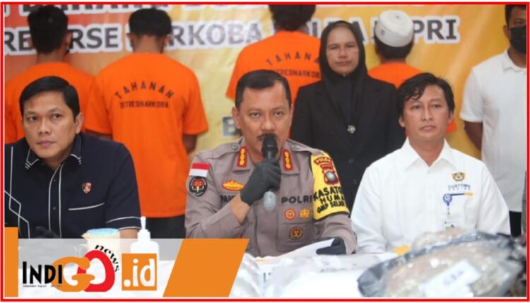 Dirresnarkoba Polda Kepri, AKBP. Anggoro Wicaksono SH, SIK, MH didampingi Kabidhumas Polda Kepri, Kombes. Pol. Zahwani Pandra Arsyad SH, M.Si perwakilan Pengadilan Negeri kota Batam Hendra Prawira SH, Perwakilan BNNP Kepri Ratih Frayunita Sari SI.Kom, MA, Perwakilan BPOM Maya SH, PT. Lion Parcel perwakilan Granat dan Advokat saat konferensi pers pemusnahan barang bukti, Kamis (3/10).