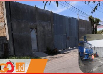 Gudang penyimpanan solar subsidi dan truck yang biasa digunaka para mafia untuk mengisi BBM di SPBU, Jumat (4/10)