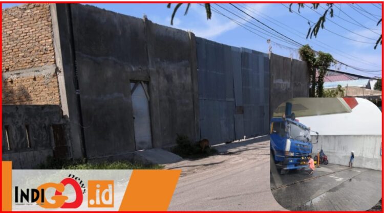 Gudang penyimpanan solar subsidi dan truck yang biasa digunaka para mafia untuk mengisi BBM di SPBU, Jumat (4/10)