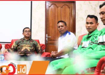 Pjs. Bupati Toba, Agustinus bersama atlit PON, Sabtu (5/10).