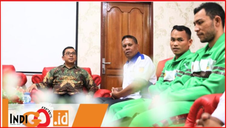 Pjs. Bupati Toba, Agustinus bersama atlit PON, Sabtu (5/10).