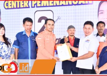 Mangatas Silalahi dan Federasu buruh saat deklarasi dukung pasangan Mangatas - Ade Purba, Minggu (6/10).