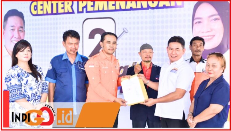 Mangatas Silalahi dan Federasu buruh saat deklarasi dukung pasangan Mangatas - Ade Purba, Minggu (6/10).