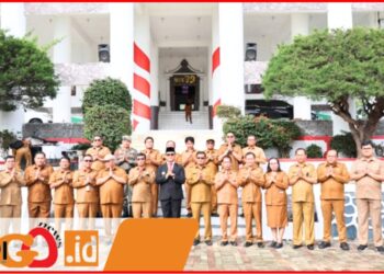 Pjs Bupati Toba, Dr. Agustinus Panjaitan saat pimpin apel gabungan, Senin (7/10).