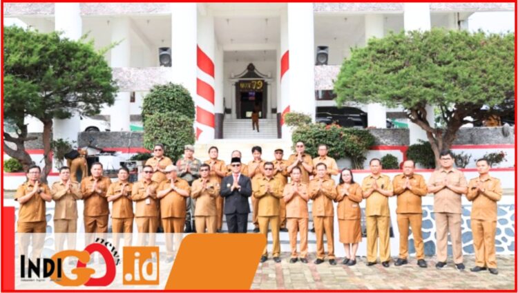 Pjs Bupati Toba, Dr. Agustinus Panjaitan saat pimpin apel gabungan, Senin (7/10).