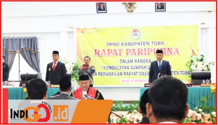 Pjs. Bupati Toba, Dr. Agustinus Panjaitan saat hadiri Rapat Paripurna DPRD Toba, Senin (7/10).