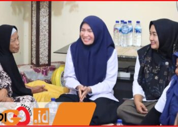 Ade Purba, calon Wakil Walikota Pematangsiantar saat menyapa warga, Senin (7/10).