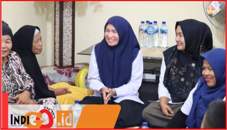 Ade Purba, calon Wakil Walikota Pematangsiantar saat menyapa warga, Senin (7/10).