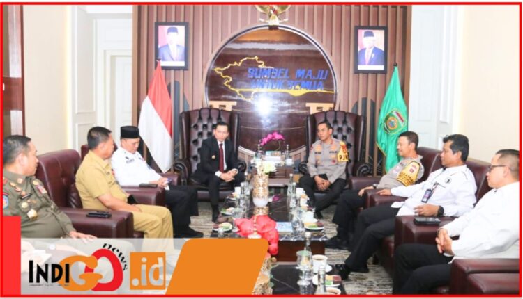 Kapolda Sumsel, Irjen. Pol. Andi Rian R Djajadi melanjutkan agenda silaturahmi Forkopimda bertemu PJ Gubernur Sumatera Selatan, Elen Setiadi dan staf dikantor Gubernur Sumsel, jalan Kapten A Rivai Sungai Pangeran Ilir Timur I Kota Palembang - Sumsel, Selasa (8/10/2024).