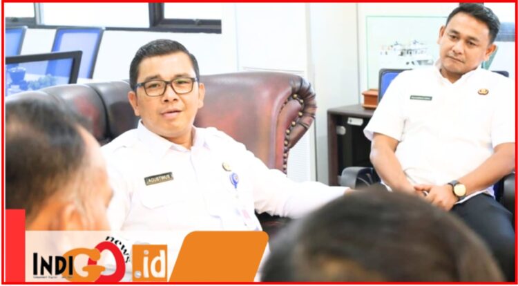 Kadishub Sumut), Dr. Agustinus Panjaitan menyambut hangat kedatangan General Manager Perum Damri Cabang Medan, Yulianto beserta tim di ruang kerjanya, di Medan, Rabu (9/10/2024).
