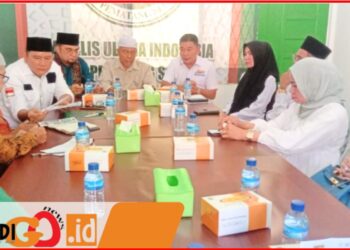 Calon Walikota dan Wakil Walikota, Mangatas Silalahi - Ade Purba bersama pengurus MUI Pematangsiantar, Rabu (9/10).