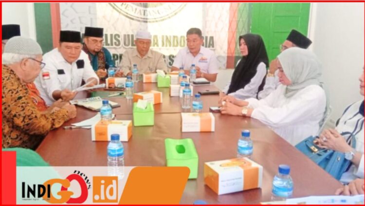 Calon Walikota dan Wakil Walikota, Mangatas Silalahi - Ade Purba bersama pengurus MUI Pematangsiantar, Rabu (9/10).