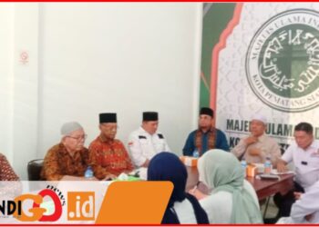 Pengurus MUI Siantar saat bertemu dengan Paslon Walikota dan Wakil Walikota Pematangsiantar, Mangatas - Ade, Rabu (9/10).