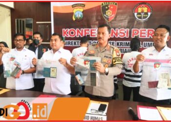 Polda Kepri saat konfernsi pers penangkapan 5 calo TKI illegal, Rabu (9/10).