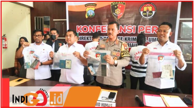Polda Kepri saat konfernsi pers penangkapan 5 calo TKI illegal, Rabu (9/10).