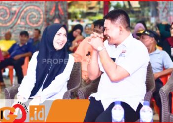Mangatas Silalahi bersama Ade Sandrawati Purba saat dihadapan atlet Tarung Derajat, Rabu (9/10).