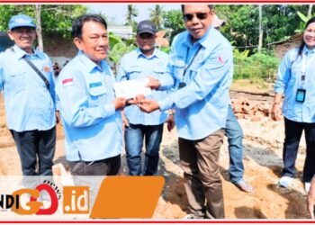 Ketua DPC PROGIB OKU Timur, Parlin Nainggolan SH saat menyerahkan bantuan kepada Effendi, Jumat (11/10).