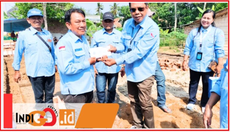 Ketua DPC PROGIB OKU Timur, Parlin Nainggolan SH saat menyerahkan bantuan kepada Effendi, Jumat (11/10).