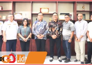 Pjs. Bupati Toba, Dr. Agustinus Panjaitan saat terima kunjungan PT. ASDP, Sabtu (12/10).