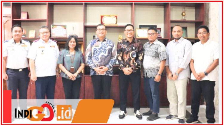 Pjs. Bupati Toba, Dr. Agustinus Panjaitan saat terima kunjungan PT. ASDP, Sabtu (12/10).