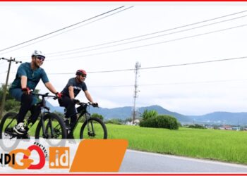 Pjs. Bupati Toba, Dr. Agustinus Panjaitan bersama Sekda Augus Sitorus, Kapolres AKBP. Wahyu Indra Jaya, Pabung Kodim 0210/ TU, Mayor (Arh) AS Butarbutar, Sekretaris Komisi A DPRD Toba, Boy Antoni Simangunsong saat gowes sepeda bersama, Sabtu (12/10).