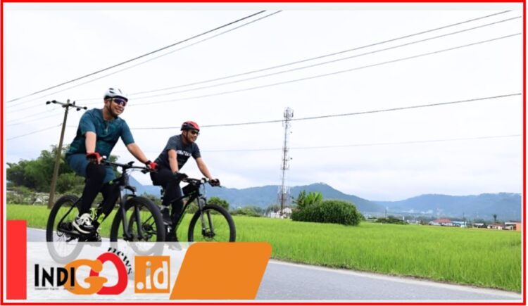 Pjs. Bupati Toba, Dr. Agustinus Panjaitan bersama Sekda Augus Sitorus, Kapolres AKBP. Wahyu Indra Jaya, Pabung Kodim 0210/ TU, Mayor (Arh) AS Butarbutar, Sekretaris Komisi A DPRD Toba, Boy Antoni Simangunsong saat gowes sepeda bersama, Sabtu (12/10).