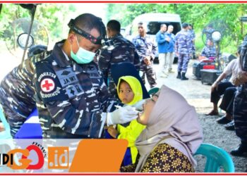 Personel Pushidrosal saat bakti kesehatan di Desa Pasir Angin, Cileungsi, Kabupaten Bogor - Jabar, Rabu (16/10).