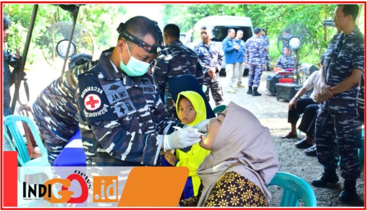 Personel Pushidrosal saat bakti kesehatan di Desa Pasir Angin, Cileungsi, Kabupaten Bogor - Jabar, Rabu (16/10).