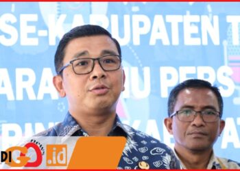 Pjs. Bupati Toba, Dr. Agustinus Panjaitan saat menerima miniatur tungku obor, Kamis (17/10).