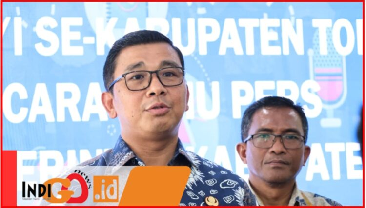 Pjs. Bupati Toba, Dr. Agustinus Panjaitan saat menerima miniatur tungku obor, Kamis (17/10).