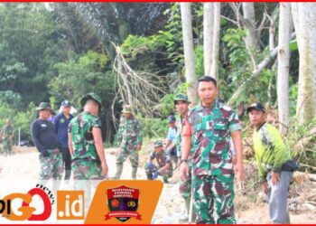 Dansatgas TMMD ke- 122 Tahun Anggaran 2024, Letkol. Inf. Slamet Faojan M.Han saat tinjau lokasi sasaran pembangunan di Tanjung Pinggir,  Jumat (25/10).