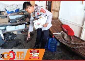 Personil Polsek Bilatang jajaran Polres OKU Timur saat olah TKP, Jumat (25/10).