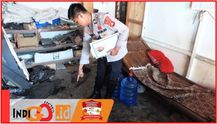 Personil Polsek Bilatang jajaran Polres OKU Timur saat olah TKP, Jumat (25/10).