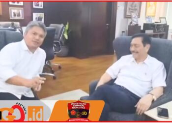 Denny Lumbantoruan baru baru ini saat berbincang bincang dengan Ketua Dewan Ekonomi Nasional Luhut Binsar Pandjaitan di Kantornya di Jakarta, Rabu (30/10).