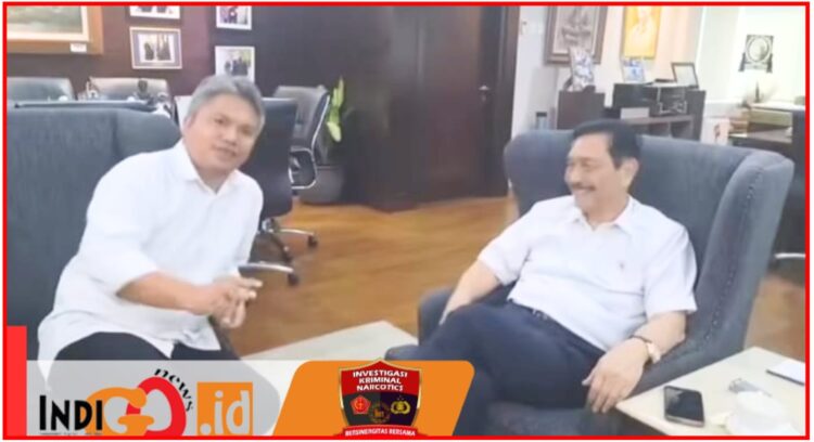 Denny Lumbantoruan baru baru ini saat berbincang bincang dengan Ketua Dewan Ekonomi Nasional Luhut Binsar Pandjaitan di Kantornya di Jakarta, Rabu (30/10).