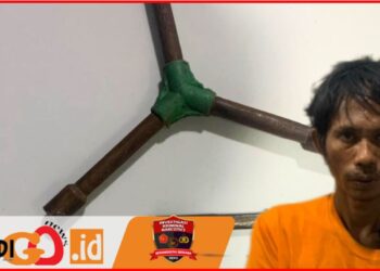 Indra Pasaribu dan alat yang digunakan saat membongkar rumah korban, Selasa (29/10).