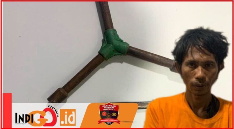 Indra Pasaribu dan alat yang digunakan saat membongkar rumah korban, Selasa (29/10).